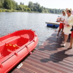 27.08.2019 Cedzyna. Zalew. Wojewoda Agata Wojtyszek przekazała ratownikom WOPR łódź ratowniczą / Jarosław Kubalski / Radio Kielce