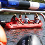 27.08.2019 Cedzyna. Zalew. Wojewoda Agata Wojtyszek przekazała ratownikom WOPR łódź ratowniczą / Jarosław Kubalski / Radio Kielce