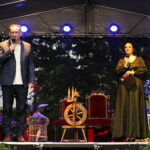 30.08.2019 Ogród Radia Kielce. Spektakl "Śpiąca Królewna" grany przez dziennikarzy Radia Kielce. Prezes radia Janusz Knap i Magdalena Sitak / Jarosław Kubalski / Radio Kielce