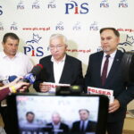 01.08.2019 Kielce. Radny sejmiku Artur Konarski, poseł Krzysztof Lipiec i poseł Marek Kwitek podczas konferencji prasowej / Jarosław Kubalski / Radio Kielce