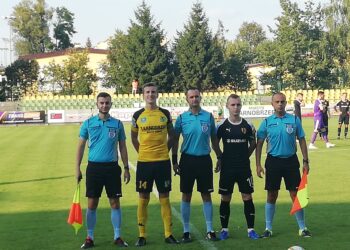 Kapitanowie meczu Siarka Tarnobrzeg - Korona II Kielce / Robert Pytka / Radio Kielce