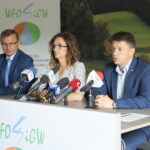 Kielce. Podpisanie umów na dofinansowanie zakupu sprzętu dla OSP. Na zdjęciu (od lewej): Ryszard Gliwiński - prezes Wojewódzkiego Funduszu Ochrony Środowiska i Gospodarki Wodnej w Kielcach, Agata Wojtyszek - wojewoda świętokrzyski, Bartłomiej Dorywalski - wicewojewoda świętokrzyski / Wiktor Taszłow / Radio Kielce