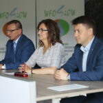 Kielce. Podpisanie umów na dofinansowanie zakupu sprzętu dla OSP. Na zdjęciu (od lewej): Ryszard Gliwiński - prezes Wojewódzkiego Funduszu Ochrony Środowiska i Gospodarki Wodnej w Kielcach, Agata Wojtyszek - wojewoda świętokrzyski, Bartłomiej Dorywalski - wicewojewoda świętokrzyski / Wiktor Taszłow / Radio Kielce