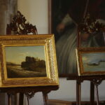 Kielce. Prezentacja nowych obrazów w Muzeum Narodowym. Na zdjęciu: obraz Józefa Szermentowskiego - „Pejzaż z rzeką” oraz obraz Henryka Sienkiewicza - „Wenecja” / Wiktor Taszłow / Radio Kielce