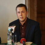 Kielce. Prezentacja nowych obrazów w Muzeum Narodowym. Na zdjęciu Łukasz Wojtczak - kierownik Pałacyku Henryka Sienkiewicza w Oblęgorku / Wiktor Taszłow / Radio Kielce