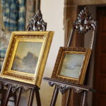 Kielce. Prezentacja nowych obrazów w Muzeum Narodowym. Na zdjęciu: obraz Józefa Szermentowskiego - „Pejzaż z rzeką” oraz obraz Henryka Sienkiewicza - „Wenecja” / Wiktor Taszłow / Radio Kielce