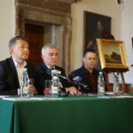 Kielce. Prezentacja nowych obrazów w Muzeum Narodowym. Na zdjęciu (od lewej): Robert Kotowski Historyk - dyrektor Muzeum Narodowego w Kielcach, Andrzej Bętkowski - marszałek województwa świętokrzyskiego, Łukasz Wojtczak - kierownik Pałacyku Henryka Sienkiewicza w Oblęgorku / Wiktor Taszłow / Radio Kielce