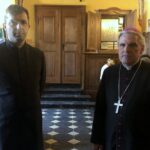 Ponad 200 pątników wyruszyło z Sandomierza w pielgrzymce na Jasną Górę. Od lewej: ks. Wojciech Ciupak i bp Krzysztof Nitkiewicz / Grażyna-Szlęzak-Wójcik / Radio Kielce