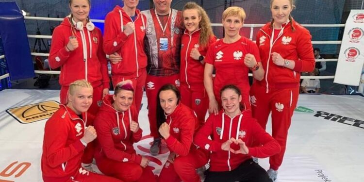 Sandra Drabik (rząd dolny, druga z prawej) / Polski Boks Olimpijski