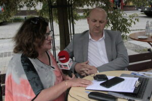 Letni Raport Dnia. Od lewej: red. Ewa Okońska i Andrzej Tuz - burmistrz Szydłowa / Krzysztof Bujnowicz / Radio Kielce