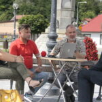 Letni Raport Dnia. Od lewej: Katarzyna Orczyk - kierownik świetlicy środowiskowej w Kunowie, red. Robert Szumielewicz, Mirosław Radomski - Towarzystwo Przyjaciół Ziemi Kunowskiej i Lech Łodej - burmistrz Kunowa / Krzysztof Bujnowicz / Radio Kielce