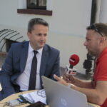 Staszów. Letni Raport Dnia. Na zdjęciu Leszek Kopeć - burmistrz Staszowa, Robert Szumielewicz - Radio Kielce / Krzysztof Bujnowicz / Radio Kielce