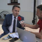 Staszów. Letni Raport Dnia. Na zdjęciu Leszek Kopeć - burmistrz Staszowa, Robert Szumielewicz - Radio Kielce / Krzysztof Bujnowicz / Radio Kielce