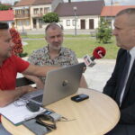 Letni Raport Dnia. Od lewej: red. Robert Szumielewicz, Mirosław Radomski - Towarzystwo Przyjaciół Ziemi Kunowskiej i Lech Łodej - burmistrz Kunowa / Krzysztof Bujnowicz / Radio Kielce