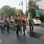 Przemarsz uczestników Marszu Szlakiem I Kompanii Kadrowej z asystą wojskową i orkiestrą z Oleandrów na Wawel / Marzena Mąkosa / Radio Kielce