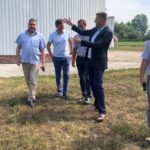 Zbiornik na ścieki. Od lewej: Wojciech Czerwiec - przewodniczący Rady Miasta, Tomasz Przyłucki - kierownik Zakładu Wodociągów i Kanalizacji, Piotr Chojnacki - zastępca kierownika Zakładu Wodociągów i Kanalizacji, Marcin Marzec - burmistrz Sandomierza i Piotr Sołtyk - prezes PGKIM / Grażyna-Szlęzak-Wójcik / Radio Kielce