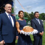 Kunów. Dożynki gminne. Od lewej burmistrz Lech Łodej ze starostami dożynek - Marta Jedlikowska i Szymon Orczyk / Emilia Sitarska / Radio Kielce