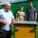 Opatów. Pasieka Powiatowego Inspektoratu Weterynarii. Na zdjęciu (od lewej): Bogusław Mąka - powiatowy lekarz weterynarii w Opatowie, Monika Kowalska - główna księgowa i Grzegorz Partyka - zastępca lekarza weterynarii / Radio Kielce