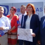 27.08.2019. Opatów. PiS-bus z wizytą. Na zdjęciu (od lewej): Dorota Stępień-Zając, Jarosław Rusiecki - senator, Magdalena Zieleń, Michał Cieślak - poseł, Małgorzata Jalowska - wicestarosta opatowski i Andrzej Kryj - poseł / Emilia Sitarska / Radio Kielce