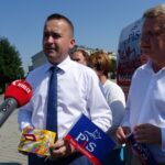 27.08.2019. Opatów. PiS-bus z wizytą. Na zdjęciu (od lewej): Michał Cieślak - poseł i Jarosław Rusiecki - senator / Emilia Sitarska / Radio Kielce