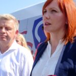 27.08.2019. Opatów. PiS-bus z wizytą. Na zdjęciu (od lewej): Jarosław Rusiecki - senator i Małgorzata Jalowska - wicestarosta opatowski / Emilia Sitarska / Radio Kielce