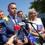 27.08.2019. Ostrowiec Świętokrzyski. PiS-bus z wizytą. Na zdjęciu (od lewej): Jarosław Rusiecki - senator, Michał Cieślak - poseł, Andrzej Kryj - poseł i Dorota Stępień-Zając - kandydatka PiS do Sejmu / Emilia Sitarska / Radio Kielce