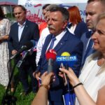 27.08.2019. Ostrowiec Świętokrzyski. PiS-bus z wizytą. Na zdjęciu (od lewej): Patrycja Iwańska-Bęben, Marek Kwitek - poseł, Andrzej Kryj - poseł, Michał Cieślak - poseł i Dorota Stępień-Zając / Emilia Sitarska / Radio Kielce