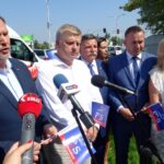27.08.2019. Ostrowiec Świętokrzyski. PiS-bus z wizytą. Na zdjęciu (od lewej): Marek Kwitek - poseł, Jarosław Rusiecki - senator, Andrzej Kryj - poseł, Michał Cieślak - poseł i Dorota Stępień-Zając / Emilia Sitarska / Radio Kielce