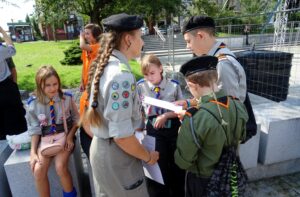 Ostrowiec Świętokrzyski. Gra miejska z okazji 75. rocznicy wybuchu Powstania Warszawskiego / Emilia Sitarska / Radio Kielce