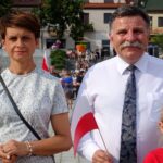 Ostrowiec Świętokrzyski. Uczestnicy żywego znaku Polski Walczącej. Na zdjęciu (od lewej): Anna Paluch - doradca wojewody świętokrzyskiego i poseł Andrzej Kryj / Emilia Sitarska / Radio Kielce