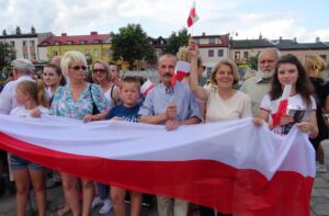 Ostrowiec Świętokrzyski. Uczestnicy żywego znaku Polski Walczącej / Emilia Sitarska / Radio Kielce