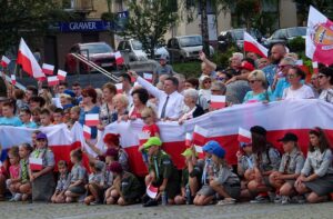 Ostrowiec Świętokrzyski. Uczestnicy żywego znaku Polski Walczącej / Emilia Sitarska / Radio Kielce