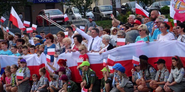 Ostrowiec Świętokrzyski. Uczestnicy żywego znaku Polski Walczącej / Emilia Sitarska / Radio Kielce