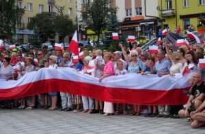 Ostrowiec Świętokrzyski. Uczestnicy żywego znaku Polski Walczącej / Emilia Sitarska / Radio Kielce