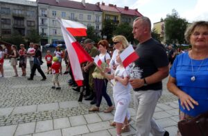 Ostrowiec Świętokrzyski. Uczestnicy żywego znaku Polski Walczącej / Emilia Sitarska / Radio Kielce