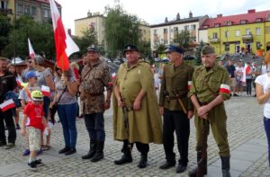 Ostrowiec Świętokrzyski. Uczestnicy żywego znaku Polski Walczącej / Emilia Sitarska / Radio Kielce