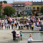 Ostrowiec Świętokrzyski. Uczestnicy żywego znaku Polski Walczącej / Emilia Sitarska / Radio Kielce