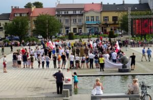 Ostrowiec Świętokrzyski. Uczestnicy żywego znaku Polski Walczącej / Emilia Sitarska / Radio Kielce