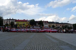 Ostrowiec Świętokrzyski. Uczestnicy żywego znaku Polski Walczącej / Emilia Sitarska / Radio Kielce