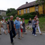 Ostrowiec Świętokrzyski. Wieczorne zwiedzanie osiedla Kuźnia / Emilia Sitarska / Radio Kielce