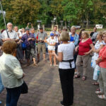 Ostrowiec Świętokrzyski. Wieczorne zwiedzanie osiedla Kuźnia / Emilia Sitarska / Radio Kielce