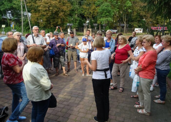 Ostrowiec Świętokrzyski. Wieczorne zwiedzanie osiedla Kuźnia / Emilia Sitarska / Radio Kielce