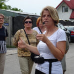 Ostrowiec Świętokrzyski. Wieczorne zwiedzanie osiedla Kuźnia. Ostrowiec Świętokrzyski. Wieczorne zwiedzanie osiedla Kuźnia. Na zdjęciu Monika Bryła-Mazurkiewicz - historyk i przewodnik / Emilia Sitarska / Radio Kielce