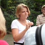 Ostrowiec Świętokrzyski. Wieczorne zwiedzanie osiedla Kuźnia. Ostrowiec Świętokrzyski. Wieczorne zwiedzanie osiedla Kuźnia. Na zdjęciu Monika Bryła-Mazurkiewicz - historyk i przewodnik / Emilia Sitarska / Radio Kielce