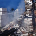 Pożar palet w zakładach Ceramika Końskie / Straż Pożarna w Końskich