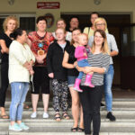 Na zdjęciu: protestujący rodzice przy szkole i w przedszkolu w Pilczycy (gmina Słupia Konecka) / Magdalena Galas-Klusek / Radio Kielce