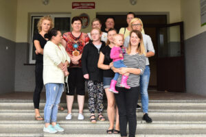 Na zdjęciu: protestujący rodzice przy szkole i w przedszkolu w Pilczycy (gmina Słupia Konecka) / Magdalena Galas-Klusek / Radio Kielce