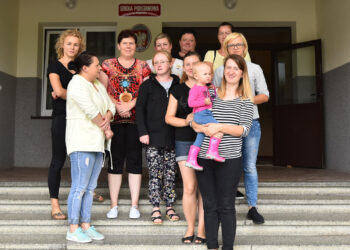 Na zdjęciu: protestujący rodzice przy szkole i w przedszkolu w Pilczycy (gmina Słupia Konecka) / Magdalena Galas-Klusek / Radio Kielce