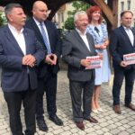 Konferencja na Rynku Opatowa podsumowująca promocję projektu Polska Ziemia. Od lewej: Andrzej Kryj - poseł PiS, Artur Lis - kierownik biura powiatowego ARIMR w Opatowie, Krzysztof Lipiec - poseł PiS, Małgorzata Jalowska - wicestarosta opatowski, Marek Kwitek - poseł PiS / Grażyna-Szlęzak-Wójcik / Radio Kielce