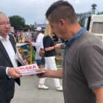 Na placu targowym w Opatowie posłowie PiS promowali programu dla wsi pod nazwą "Polska Ziemia". Poseł Krzysztof Lipiec / Grażyna-Szlęzak-Wójcik / Radio Kielce